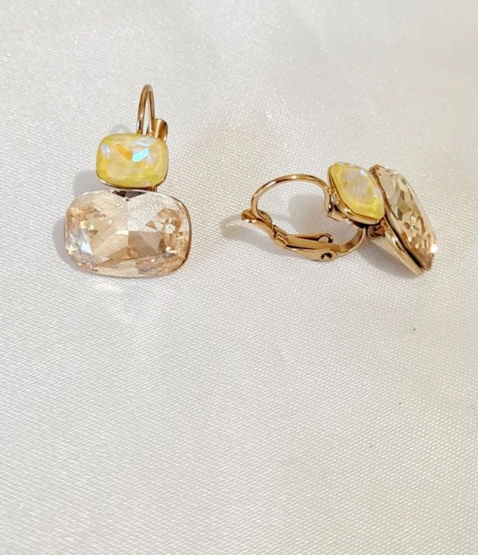 Pendientes dorados con cristales amarillos – photo 2
